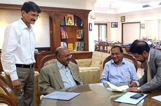 Sami Labs signed an MoU on 22nd March 2019 with Madhya Pradesh Rajya Van Vikas Nigam (MPRVVN), Bhopal for Phase-2 plantation of 16,600 trees of Pterocarpus marsupium (Vijaysar) in Madhya Pradesh. Dr. Muhammed Majeed, Founder & Chairman, Sami-Sabinsa Group and Shri A. B. Gupta, Regional Chief General Manager, Seoni, MPRVVN signed the MoU along with Mr. VG Nair, Director & CEO, Sami Labs and Dr. Arvind Saklani.