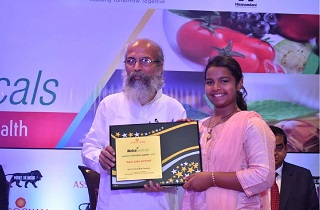 Ms. Sunayana, granddaughter of Dr. Muhammed Majeed, receiving the Award for the Best Nutraceutical Company from Shri Pratap Chandra Sarangi, Hon. Minister of State for Micro, Small and Medium Enterprises and Animal Husbandry, Government of India