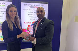 Marion Schumacher (VitaFoods, Informa) presents the VitaFoods Asia Tasting Centre Award to Shaheen Majeed - VitaFoods Asia 2019 