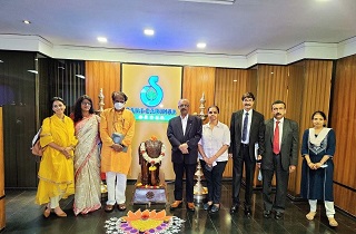 Shri Suresh Prabhu (M.P. Rajya Sabha and India's Sherpa to the G7 and G20) visits our R & D Centre at Bangalore to understand our innovative approach in developing world-class nutraceuticals and cosmeceuticals using herbal extracts.