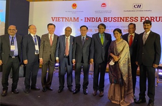 Dr. Saklani and Mr. Le Thanh with President of National Assembly H.E. Vuong Dinh Hue and  Sri Suresh Prabhu, M.P. Rajya Sabha